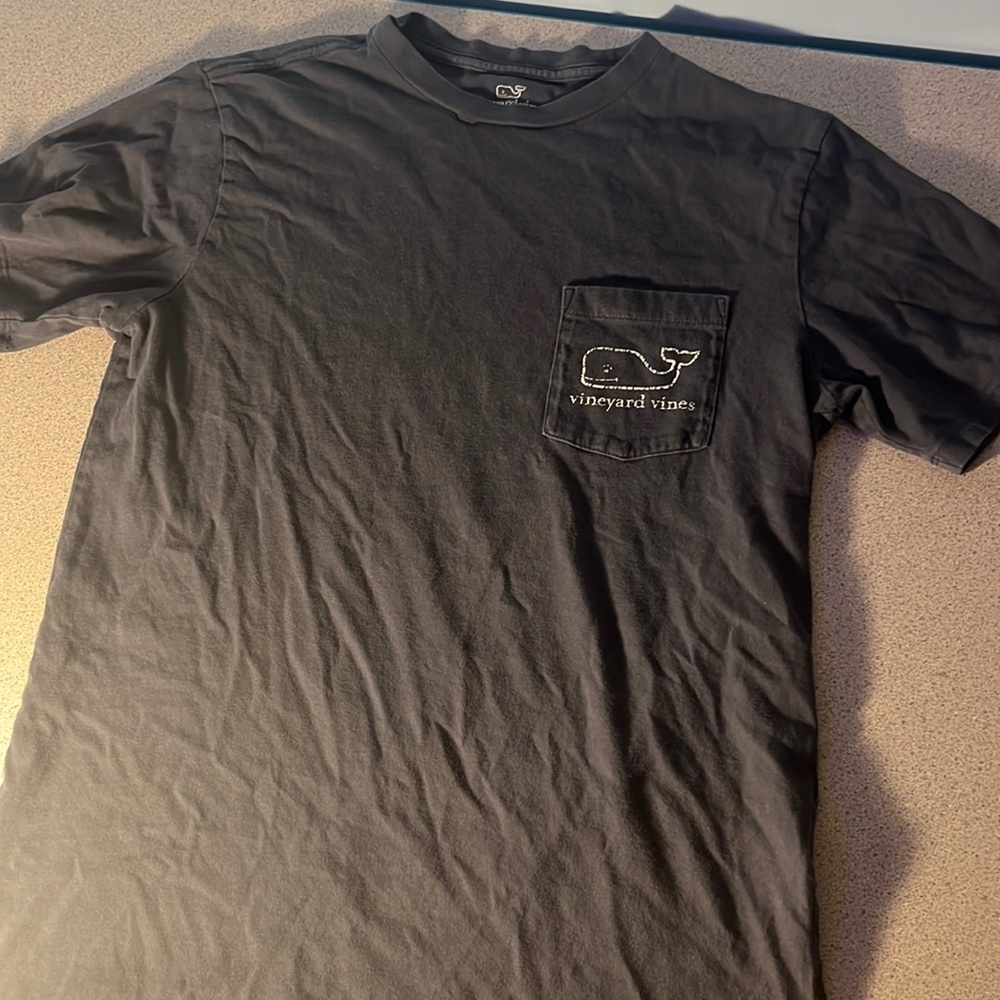 Dark blue vineyard vines t shirt